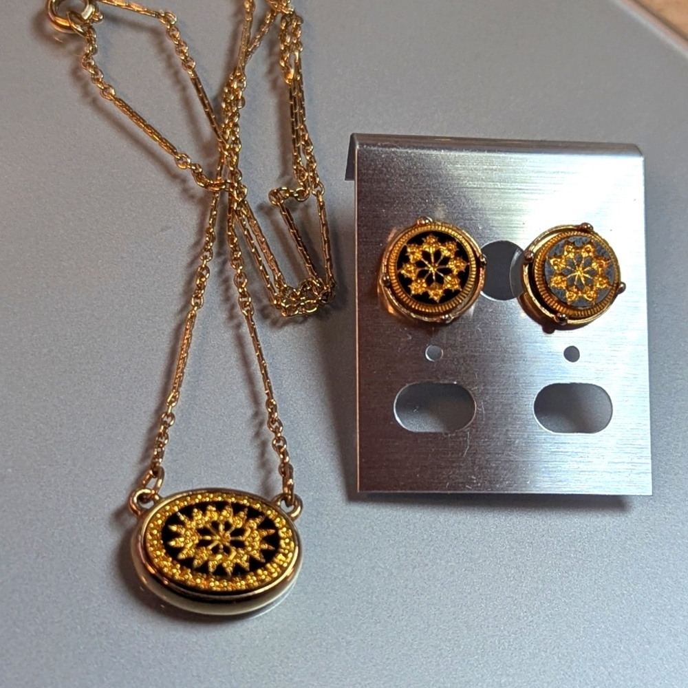 Vintage 80s Avon Snow Fantasy Oval Snowflake Necklace & Earrings Gold Tone Set - Picture 9 of 12